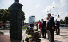Złożenie kwiatów przy pomniku Łukasza Cieplińskiego i towarzyszy