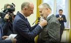 Minister Wojciech Kolarski wręcza medal Tadeuszowi Kensemu. Fot. L. Jaranowski