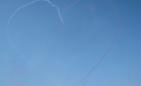 Serce przebite strzałą - wzór utworzony na niebie przez zespół akrobatyczny Biało-Czerwone Iskry z Ośrodka Szkolenia Lotniczego w Dęblinie. Fot. Adam Cyło