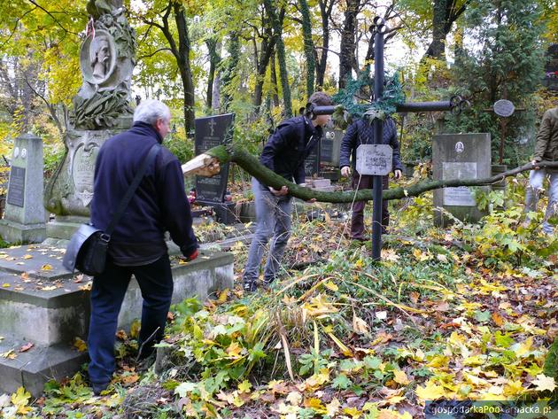 Zadbali o groby dziennikarzy polskich na Łyczakowie