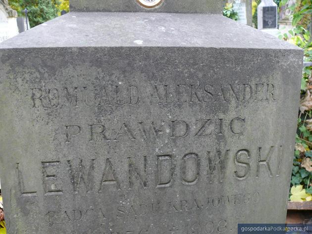 Zadbali o groby dziennikarzy polskich na Łyczakowie