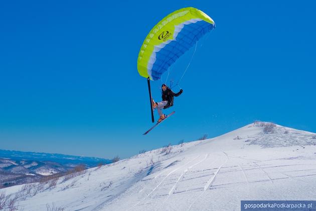 Niezwykłą atrakcją jest snowgliding - jazda na nartach z użyciem skrzydła lub kite\'u. Fot. Ewa Szydłowska 