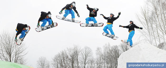 Powietrzne ewolucje w snowparku. Fot. Anna Lewiak, KiczeraSki