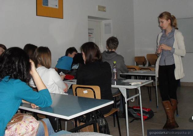 Katarzyna Stępak podczas lekscji, fot. Eurodesk