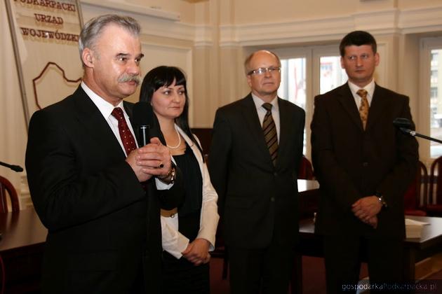 Wiceminister spraw wewnętrznych Stanisław Rakoczy (pierwszy z lewej), fot. Agnieszka Skała/PUW