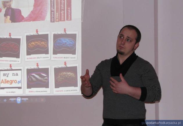 Krzysztof Studnicki podczas prezentacji firmy FashVintage, fot. Adam Cyło
