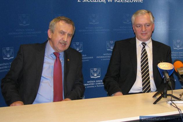 Od lewej prof. Tadeusz Pomianek, rektor WSIiZ w Rzeszowie i minister sprawiedliwości Jarosław Gowin, fot. Adam Cyło