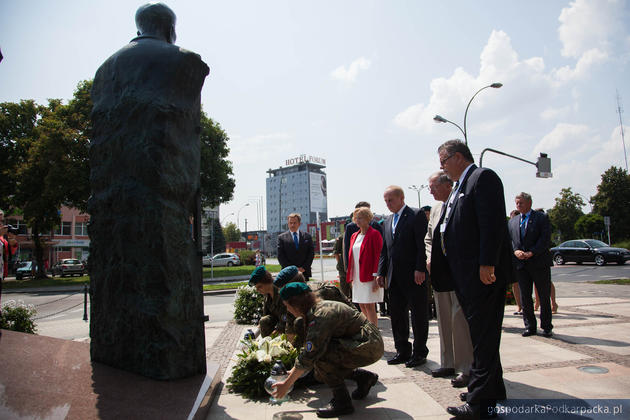 Złożenie kwiatów przy pomniku Łukasza Cieplińskiego i towarzyszy