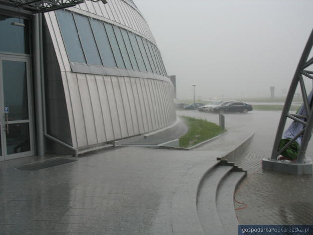 Centrum Wystawienniczo-Kongresowe podczas deszczu. Fot. Adam Cyło