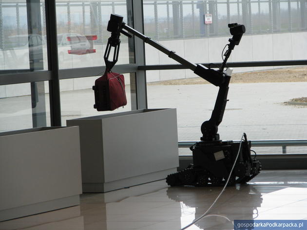 Robot służący do usuwania podejrzanego bagażu, fot. Adam Cyło