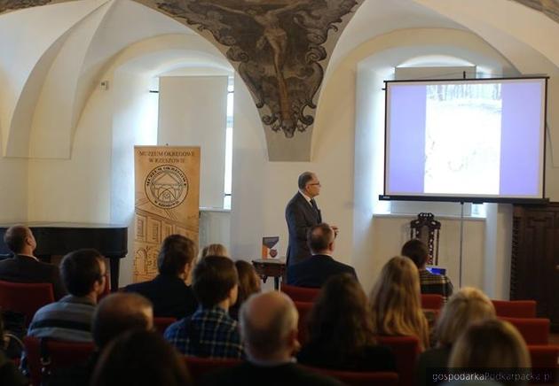 Profesor Sylwester Czopek podczas prezentacji książki. Fot. Muzeum Okręgowe w Rzeszowie