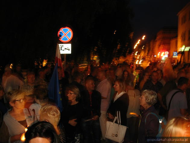 Kilkaset osób na manifestacji przed sądem w Rzeszowie