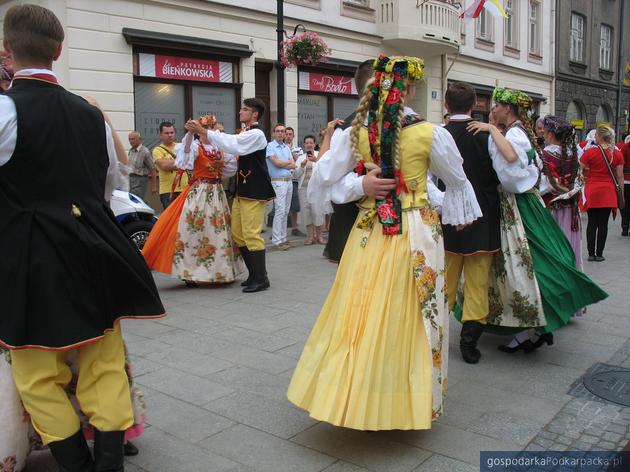 Korowód polonijnych zespołów folklorystycznych w Rzeszowie