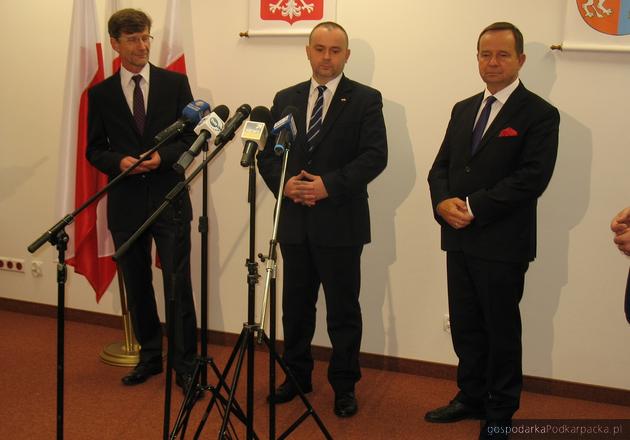 Od lewej prof Dariusz Dudek, minister - zastapeca szefa Kancelarii Prezydenta Paweł Mucha i marszałek Władysław Ortyl