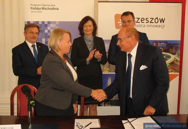 Prezes Małgorzata Oleszczuk i prezydent Tadeusz Ferenc podpisali umowę na dofinansowanie budowy ważnej drogi w Rzeszowie