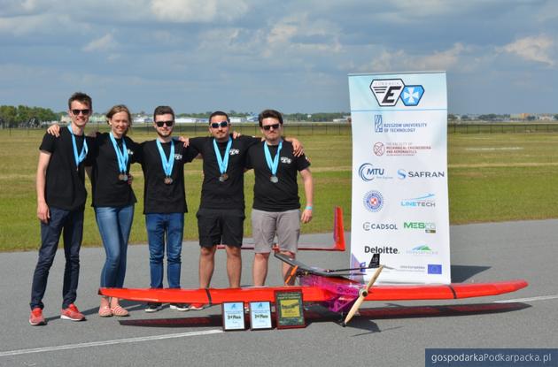 Studenci Politechniki Rzeszowskiej zdobyli trzy medale na zawodach lotniczych w Stanach Zjednoczonych