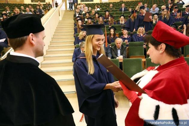 Studenci WSPiA odebrali dyplomy