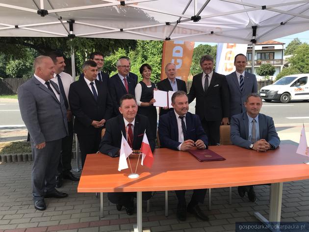 Przedstawiciele GDDKiA i Budimeksu oraz parlamentarzyści, samorządowcy i wicewojewoda Lucyna Podhalicz podczas uroczystego pospisania umowy w Kamieniu