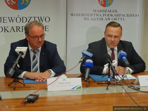 Od lewej Piotr Pilch, członek zarządu województwa podkarpackiego oraz Tomasz Soliński, wiceprezydent Krosna. Fot. Adam Cyło