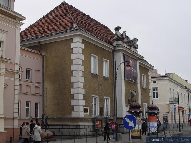 Budynek Teatru im. Wandy Siemaszkowej (dawna siedziba Towarzystwa Gimnastycznego Sokół) przed 2006 rokiem. Fot. KZ