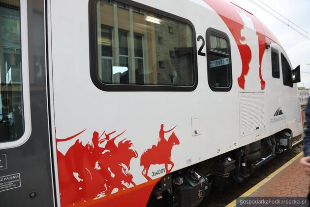 Biało-czerwony pociąg na podkarpackich torach