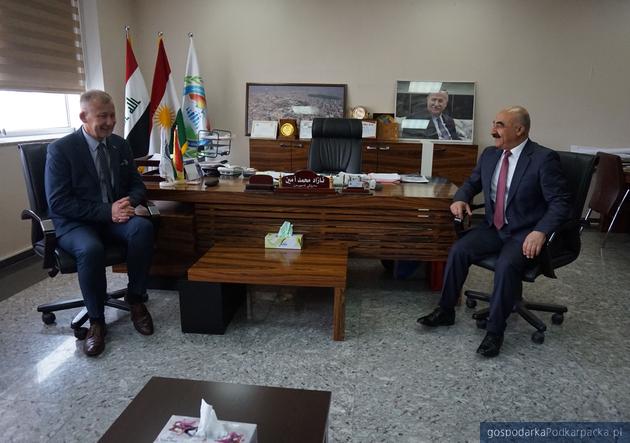 Adam Krzysztoń podczas spotkania z gubernatorem (przedstawicielem rządu) Sulejmaniji