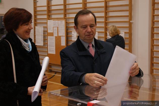 Marszałek Władysław Ortyl głosował z żoną. Fot. Tomasz Leyko