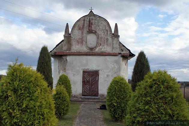 Dwie zabytkowe kaplice w Narolu odzyskują dawny blask