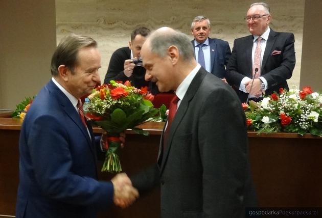Marszałek Władysław Ortyl (z lewej) przyjmuje gratulacje od radnego Krzysztofa Fereta