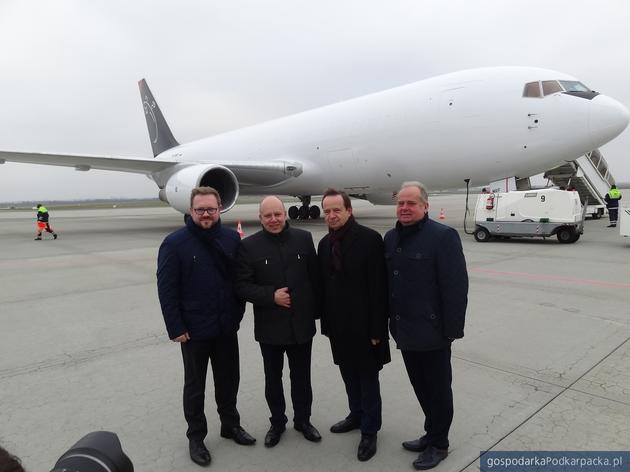 Od lewej prezes Portu Lotniczego Michał Tabisz, kierownik sprzedaży sky Taxi Wojciech Soboń, marszałek Władysław Ortyl i wiceprezes Portu Zbigniew Halat 