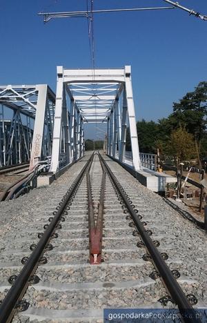 Kolejowa inwestycja w Nowej Sarzynie – drugi tor i most