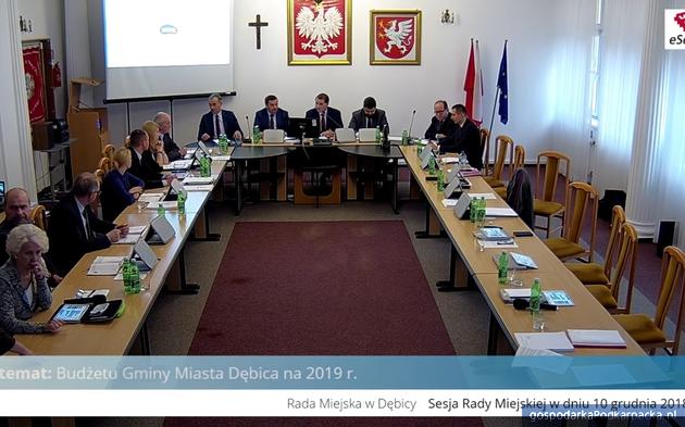 Sesja Rady Miasta Dębica. Po lewej stronie puste miejsca radnych mniejszości (popierających burmistrza)