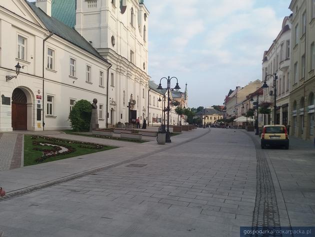 Ulica 3 Maja w Rzeszowie tuż po kolejnej naprawie gwarancyjnej, 18 czerwca 2019. Fot. Adam Cyło