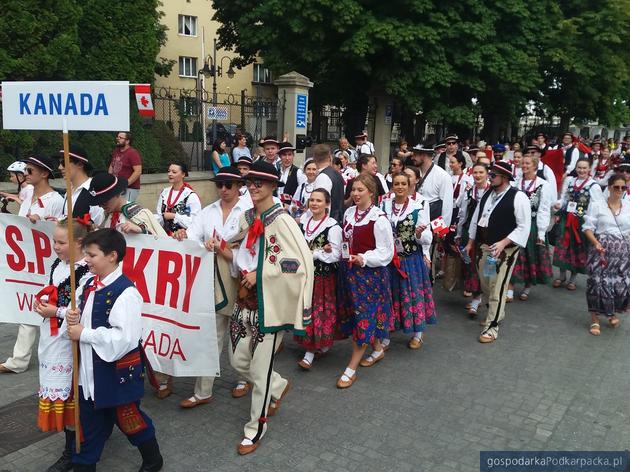Korowód zespołów polonijnych 2019 w Rzeszowie. Zobacz zdjęcia