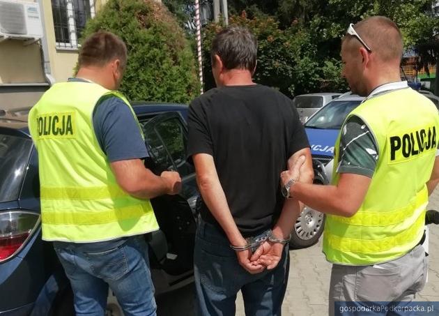 Podejrzany przed kolbuszowską prokuraturą. Fot. policja