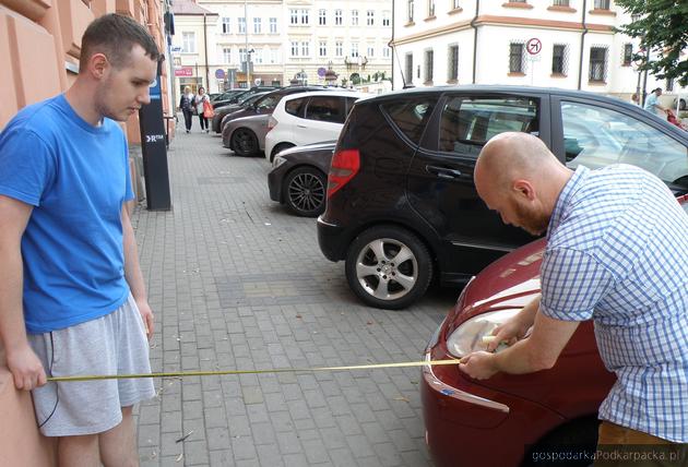 Święte Krowy Rzeszowskie – zdjęcia źle zaparkowanych aut trafiają do Internetu
