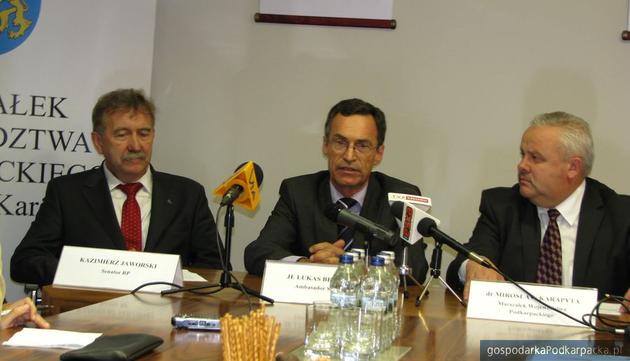 Od lewej senator Kazimierz Jaworski, ambasador Szwajcarii Lukas Beglinger i marszałek województwa podkarpackiego Mirosław Karapyta. Fot. Adam Cyło