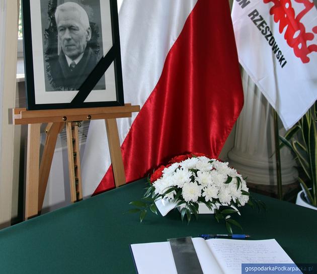 Księga kondolencyjna Kornela Morawieckiego w Rzeszowie