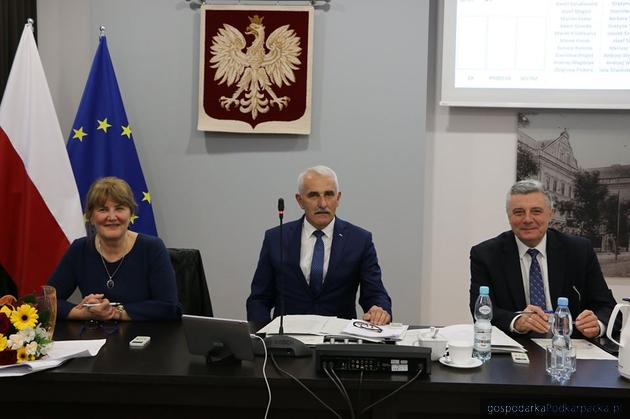 Nowy skład prezydium Rady Powiatu Jarosławskiego. Przewodniczącym wybrano Mariana Fedora (w środku)