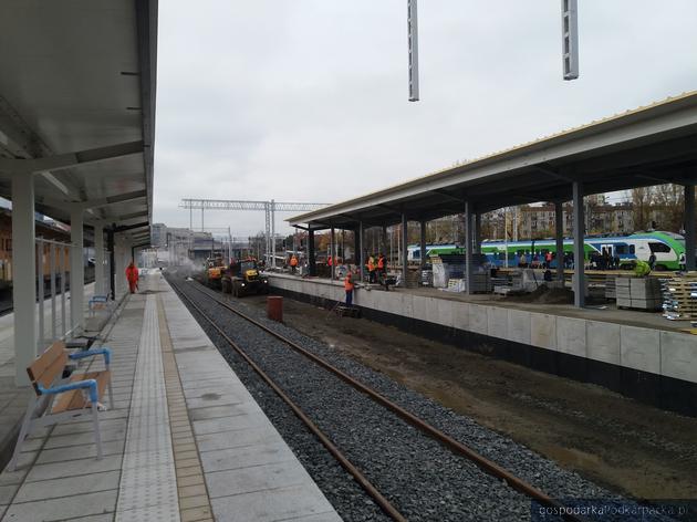 Przebudowa stacji Rzeszów Główny. Jeden z peronów prawie gotowy