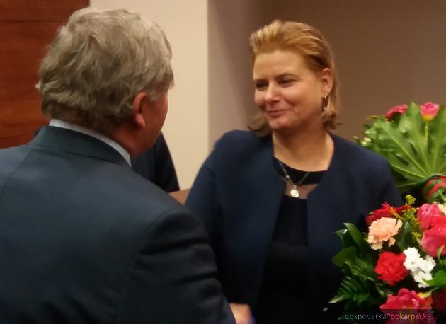 Anna Huk przyjmuje gratulacje od radna Czesława Łączaka