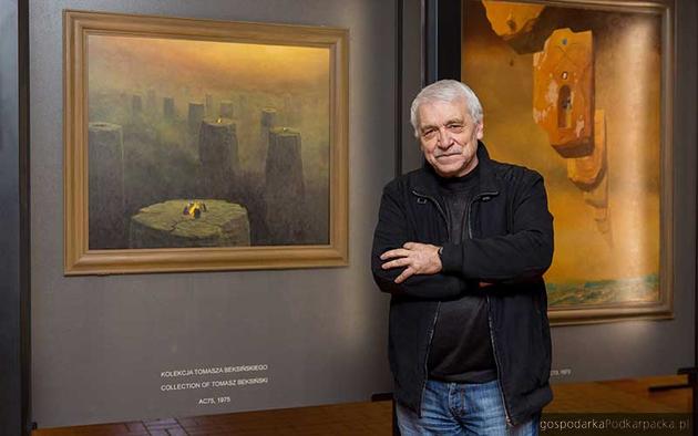 Wiesław Banach na tle obrazów Zdzisława Beksińskiego