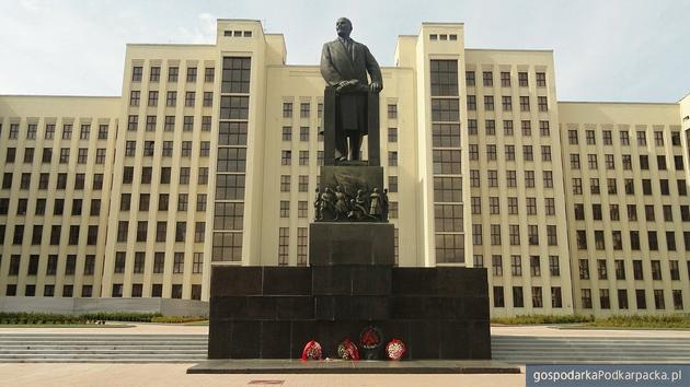 Pomnik Lenina przed siedzibą parlementu Białorusi w Miśńku. Fot. Pixabay/CC0