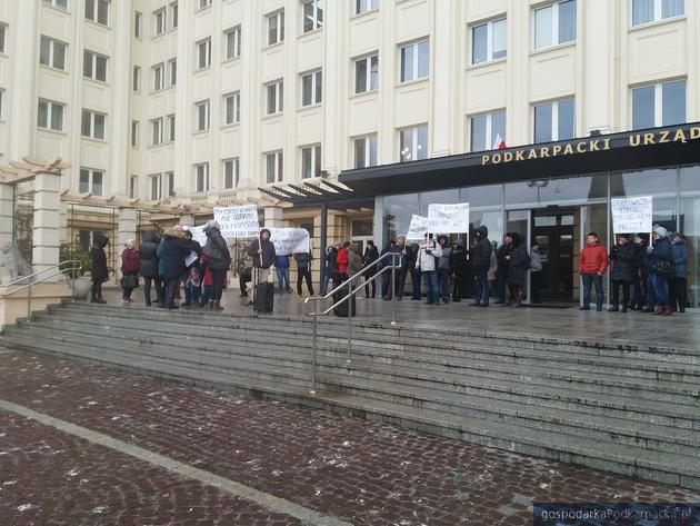 Protest przed Urzędem Wojewódzkim i kuratorium w sprawie reorganizacji szkół w gminie Dynów