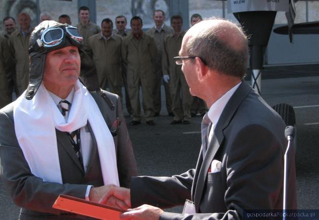 Prezes Janusz Zakręcki otrzymał od prezydenta Janusza Chodorowskiego czapke pilitkę, gogle i szalik pilota. Fot. Adam Cyło