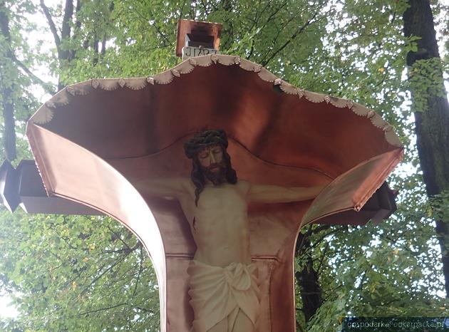 Zabytkowy krzyż z cmentarza wojennego w Tarnobrzegu po renowacji
