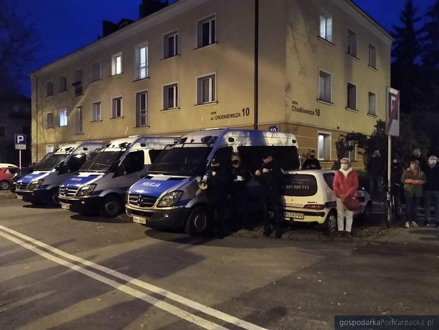 Policjanci na ulicy Chodkiewicz, boczna Hetmańskiej. Fot. The Blogger Polska