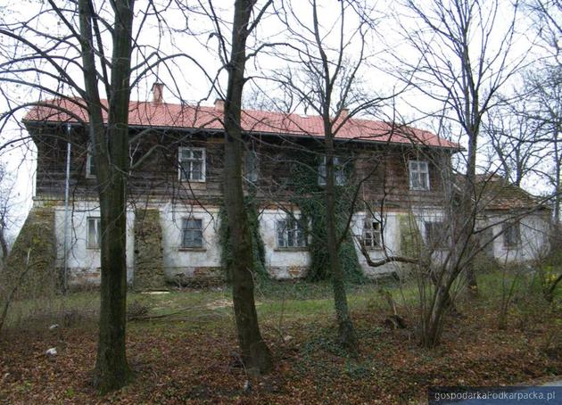 Dwór z XIX wieku w Pruchniku ma już nowy dach