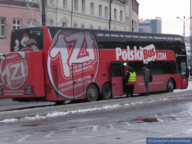 Autobus sieci PolskiBus.com w Rzeszowie. Fot. Adam Cyło
