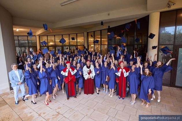 Absolwenci WSPiA odebrali dyplomy ukończenia studiów 